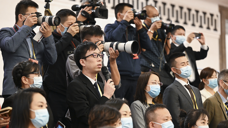 记者在开幕会前采访党代表