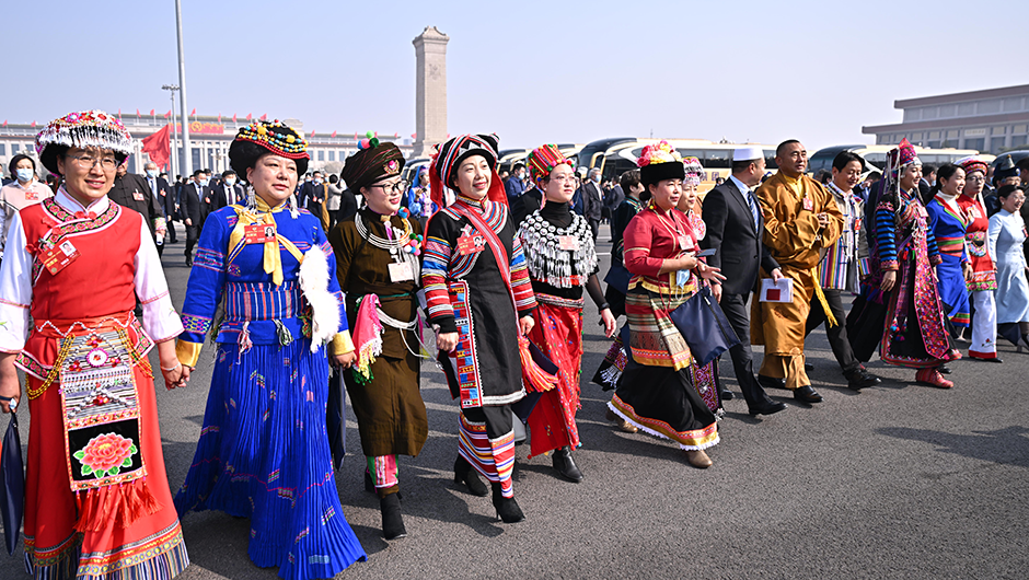 全国政协委员走向会场