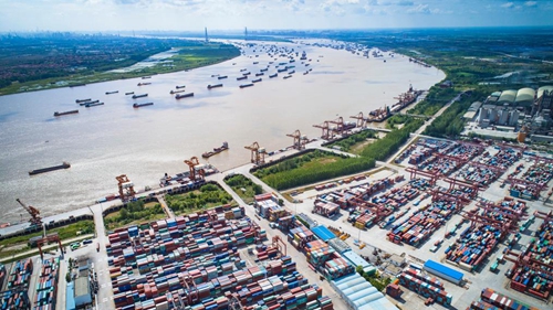 从亿吨大港感受长江流域经济活力