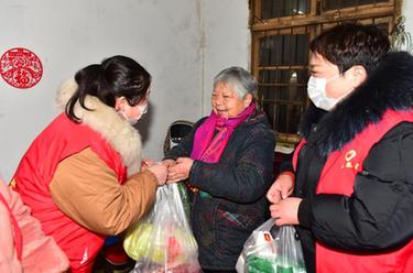 南昌：雨雪天“暖心服务队”在行动