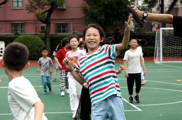 上海：缓解暑期“看护难” 小学生爱心暑托班开班