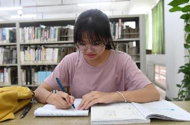 百家乐平台全媒+｜那个撑起一个家的瑶山女孩上大学了