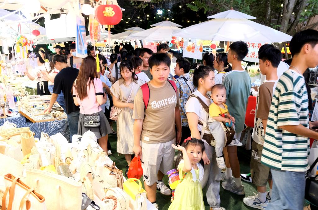 广西南宁：假日带火夜经济